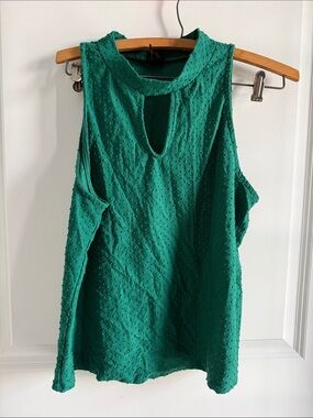 W5 - Sleeveless Green Textured Keyhole Top
